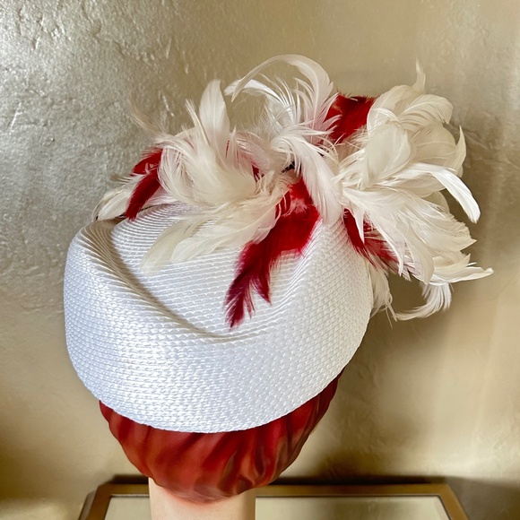 SOPHISTICATED 1970s' WHITE STRAW CAP WITH WHITE AND RED CURLY FEATHERS - Picture 5 of 11